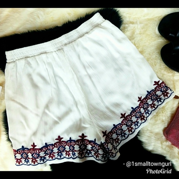 Boho white embroidery bottom shorts M NWT - Picture 2 of 4
